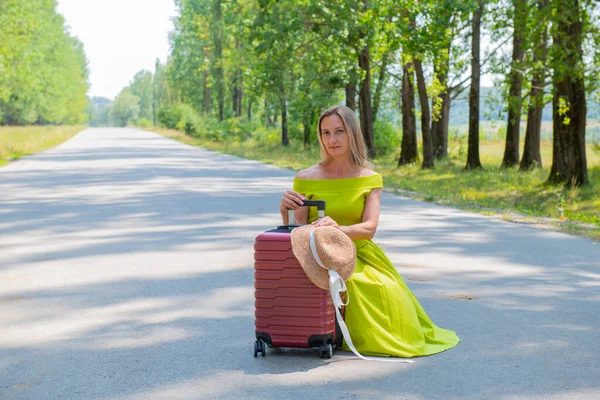 Traveler Sits Road Suitcase Hat High Quality Photo — Stock Photo, Image
