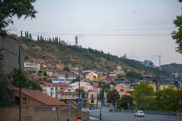 트빌리시에 조지아의 어머니를 기리는 기념비가 언덕의 — 스톡 사진