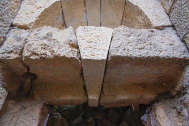 Geçidin üzerindeki taş levha yapıldı. Yüksek kalite fotoğraf