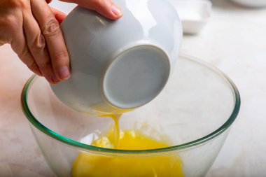 Erimiş tereyağı bir kaba dökülür. Yüksek kalite fotoğraf