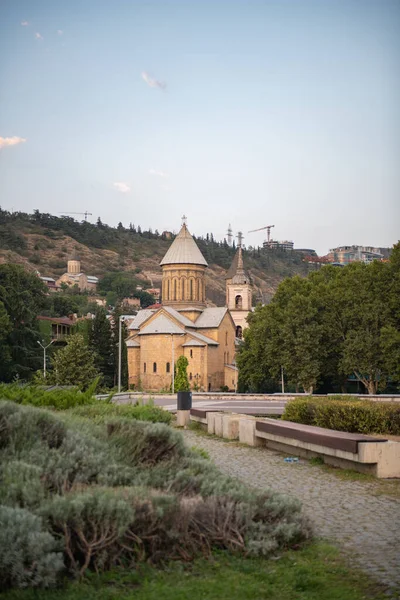 Elegantní Chrám Výhledem Park Tbilisi Kvalitní Fotografie — Stock fotografie