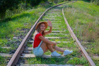 Demiryolunda el sallayan mutlu turistler. Yüksek kalite fotoğraf