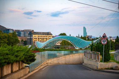 Sabahın erken saatlerinde Tiflis 'te barış köprüsü. Yüksek kalite fotoğraf