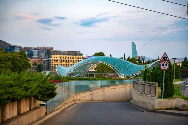 Sabahın erken saatlerinde Tiflis 'te barış köprüsü. Yüksek kalite fotoğraf