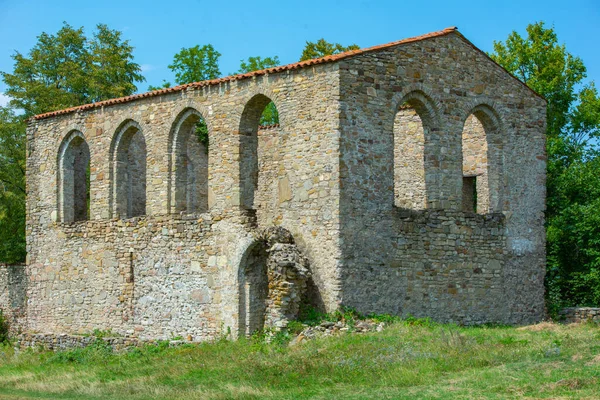 Ruïnes Van Een Gebouw Het Grondgebied Van Kerk Van Kvetera — Stockfoto