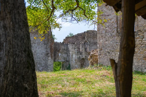 As ruínas da muralha da fortaleza cobertas de erva — Fotografia de Stock
