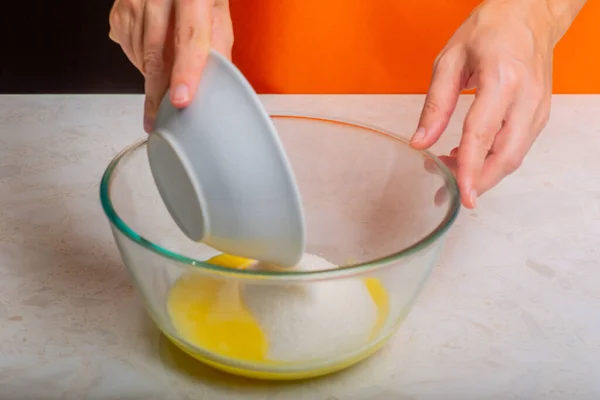 녹은 버터에 하얀 설탕을 넣는다 — 스톡 사진