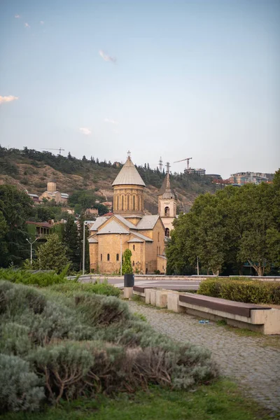 Graceful temple overlooking the park in Tbilisi — Stock Photo, Image