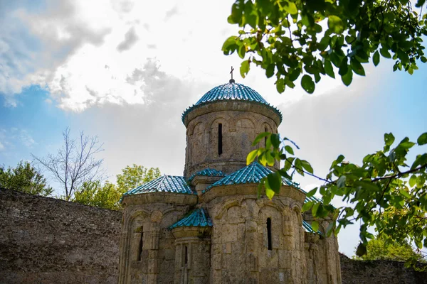 Église relativement petite dans le style de l'architecture géorgienne terminée — Photo