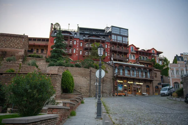 Uitzicht vanaf het park naar de weg in Tbilisi — Stockfoto