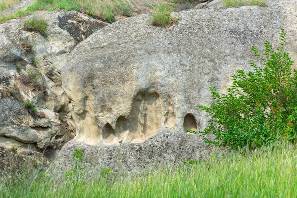 Stenar i gräset i staden Uplistsikhe i Georgien — Stockfoto