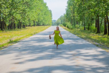 Elinde bavuluyla yolda koşan bir kız.