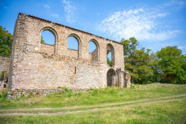 Georgia 'da terk edilmiş ve yıkılmış bir kilise.
