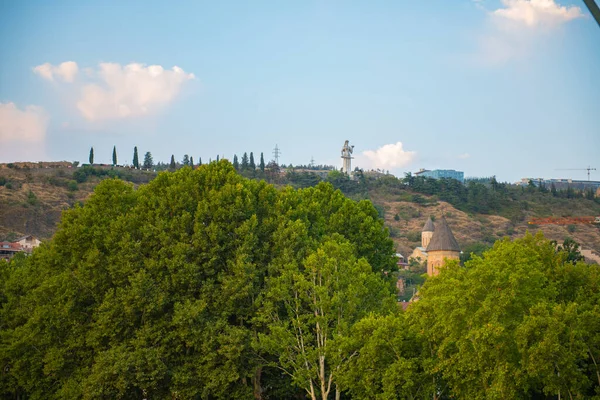Vista desde el parque hasta el monumento madre georgia — Foto de Stock