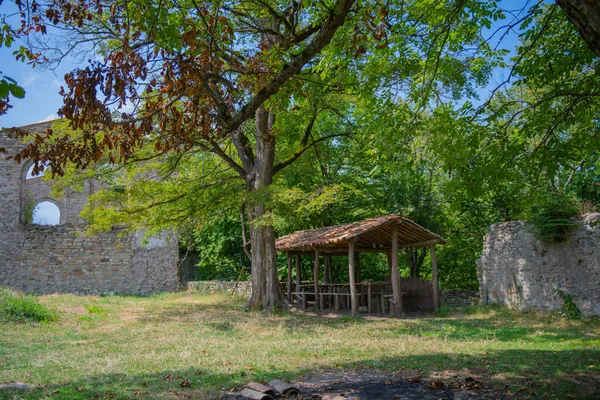 Um gazebo com uma mesa fica no verde — Fotografia de Stock