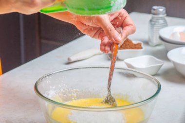 Un, içindekilerle birlikte bardağa eklenir.