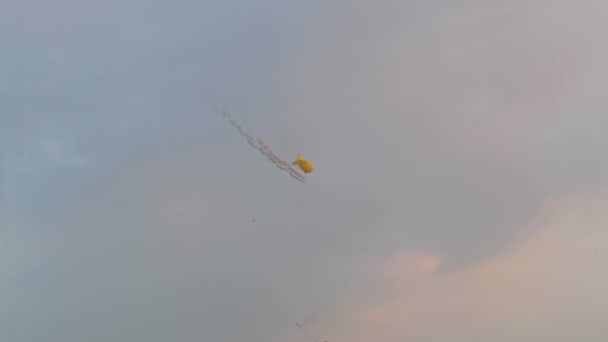 Воздушный шар летит по небу и испускает разноцветный дым — стоковое видео