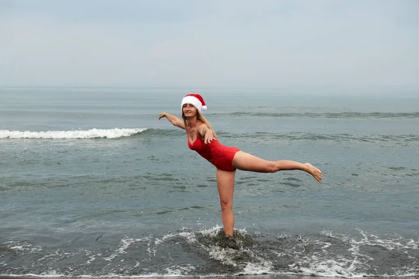 Bella ragazza in costume da bagno rosso sulla spiaggia del mare — Foto Stock