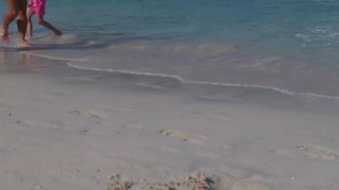 Sahil boyunca hareket eden bacakların görüntüsü, yakın plan