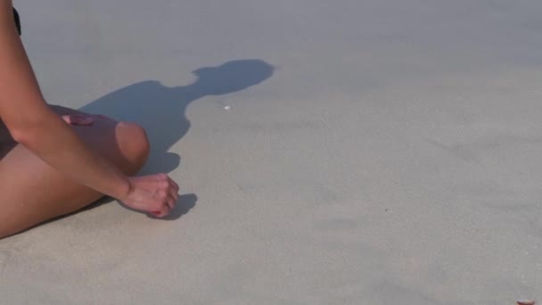 Jedna dziewczyna na plaży rysuje serce w piasku — Wideo stockowe
