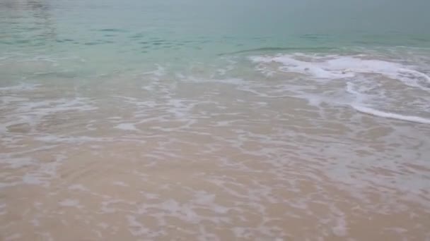 海沿いの波の動き青い水黄色い砂 — ストック動画