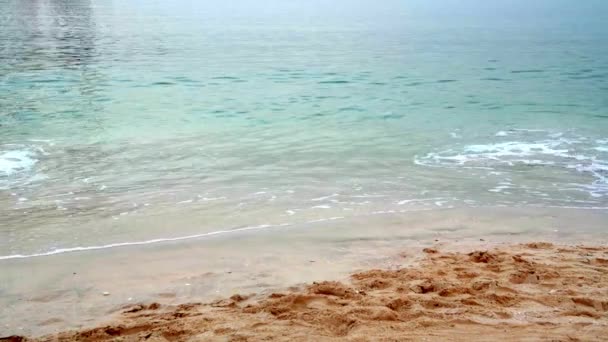 Κύμα κίνηση στην παραλία, μπλε νερά, κίτρινη άμμος — Αρχείο Βίντεο