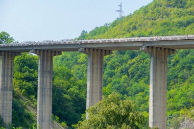 Kalenin yakınına Yeni Ananurian köprüsünü inşa etti.