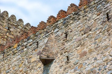 Gözlem pencereleri olan yüksek dış güçlendirme duvarı
