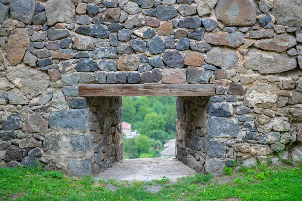 Pequena janela quadrada na parede da fortaleza — Fotografia de Stock