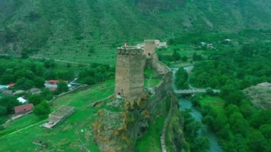 Dağlardaki eski bir kalenin kalıntıları yeşil ağaçlar.