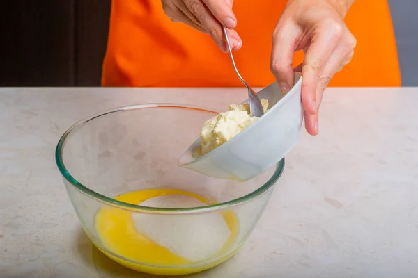 녹은 버터 에 설탕 과 신 크림 을 첨가 한다 — 스톡 사진