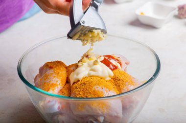 Tavuk budu ve sarımsak.