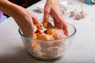 Tavuk budu ve çeşni karışımı.