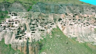 Dağlardaki eski bir kalenin kalıntıları yeşil ağaçlar.