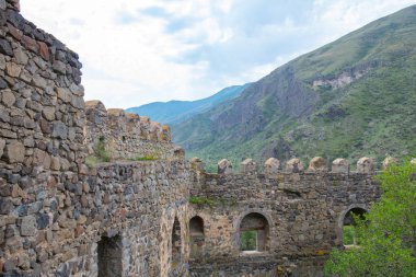 Khertvisi, Vardzia mağarasının bitişiğindedir.