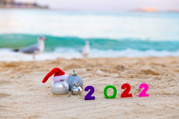 Санта-капелюх і новий 2022 рік на піску — стокове фото