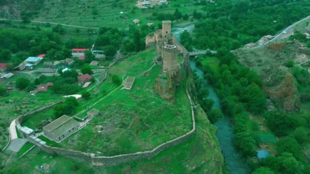 Dağlardaki eski bir kalenin kalıntıları yeşil ağaçlar. — Stok video