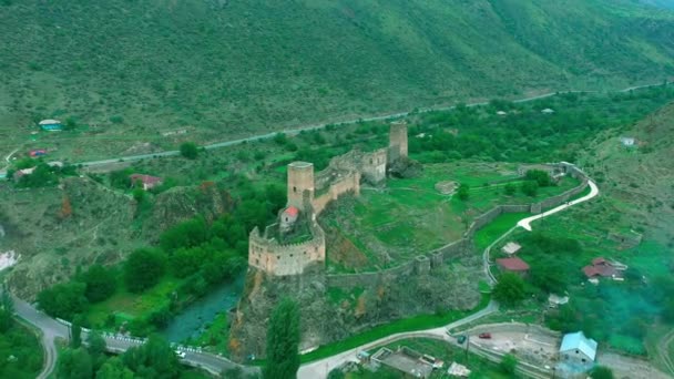 Dağlardaki eski bir kalenin kalıntıları yeşil ağaçlar. — Stok video