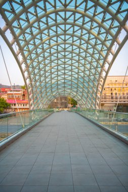Tiflis 'te çok güzel bir barış köprüsü.