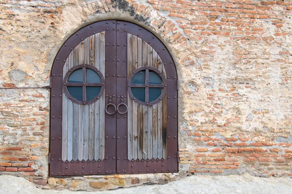 Półokrągła brama do kościoła w Uplistsikhe w Gruzji — Zdjęcie stockowe
