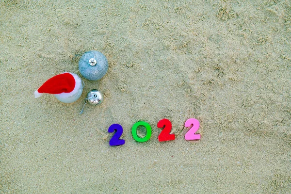 Toy in the sand 2022 and santa hat — 图库照片