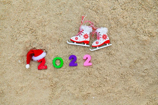 Skates to the sand 2022 and santa hat — 图库照片