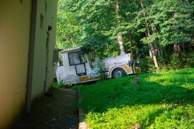 Binanın arkasında terk edilmiş bir tren var.