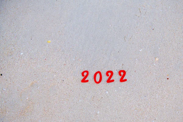 Цифри 2022 лежать в піску — стокове фото