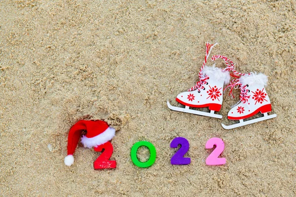 Pequeños patines en la arena 2022 con sombrero de santa — Foto de Stock