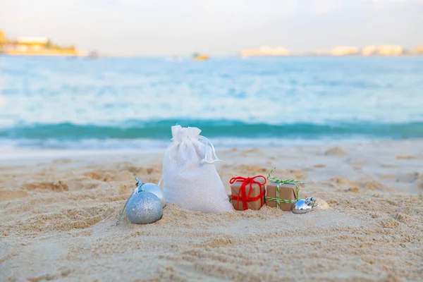 Біла сумка з подарунками на пляжі — стокове фото