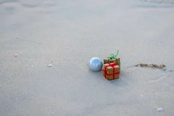 New Years gifts lie on the sand — 图库照片