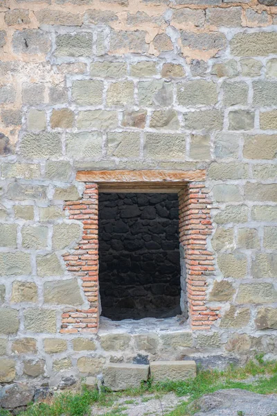 Μικρό ορθογώνιο παράθυρο στο τείχος του φρουρίου — Φωτογραφία Αρχείου