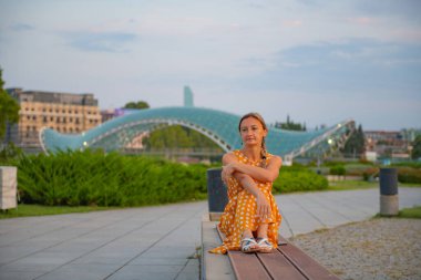 Tiflis 'te bankta oturan bir kız.