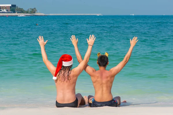 Két ember karácsonykor a tenger mellett. — Stock Fotó